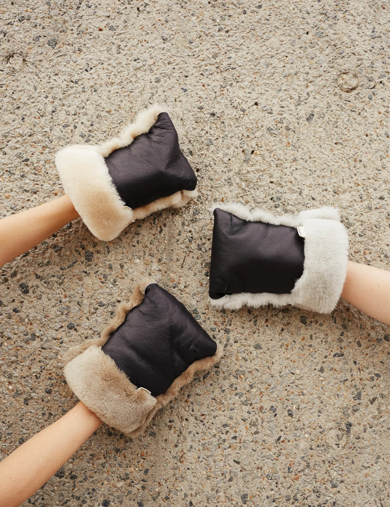 Coated Sheepskin Buggy Mittens in Noir - Image 4